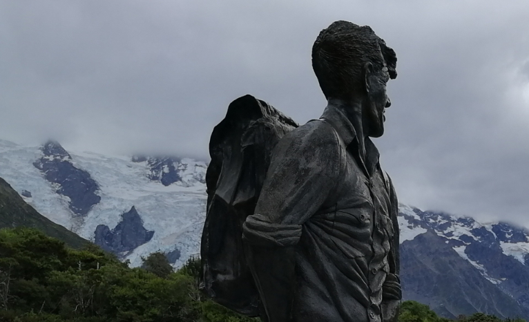 Socha Sira Edmunda Hillaryho hledícího na Mount Cook, v pozadí v mlze Mount Sefton